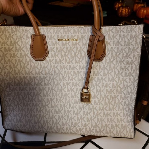 Michael Kors Purse - Picture 1 of 3